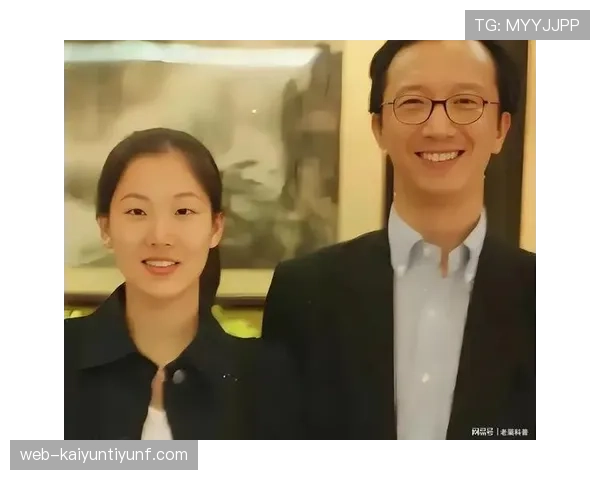 伏明霞出席活动那阵仗，看着就知道不是普通人逛街的预算